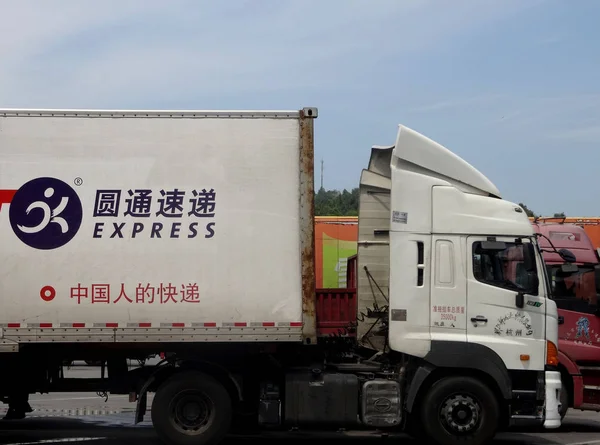 Sebuah Van Dari Yto Express Ditampilkan Kota Yichang Provinsi Hubei — Stok Foto
