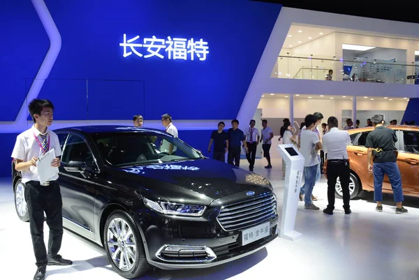 People Visit Stand Changan Ford Automobile Exhibition Shenzhen City South — стоковое фото