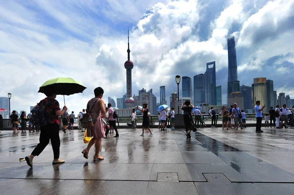 Turisták Látogasson Bund Felhőkarcolók Pudong Lujiazui Kerületben Háttérben Tükröződik Esővíz — Stock Fotó