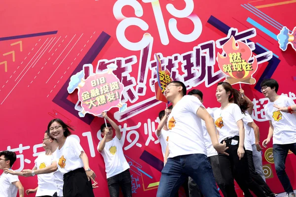 Chinesische Mitarbeiter Treten Während Einer Vereidigungskundgebung Für Das 818 Shopping — Stockfoto