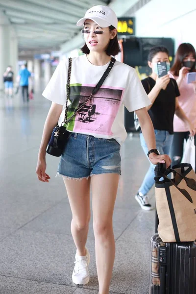 Kinesisk Sångerska Och Skådespelerska Victoria Låt Eller Låt Qian Ankommer — Stockfoto