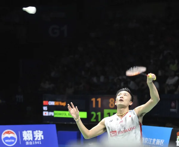 日本の遣都百田が 2018 日中国東部の江蘇省南京市に合計 Bwf 世界選手権 2018 バドミントン大会中にショットを中国の市キティにその男子シングルス決勝の試合で返します — ストック写真