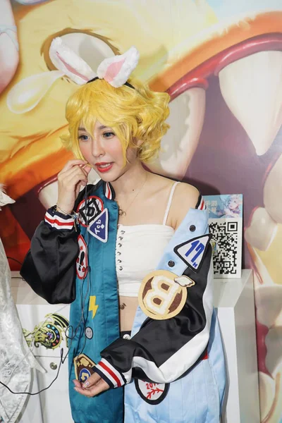 Uma Showgirl Vestida Com Trajes Cosplay Posa Durante 14Th China — Fotografia de Stock