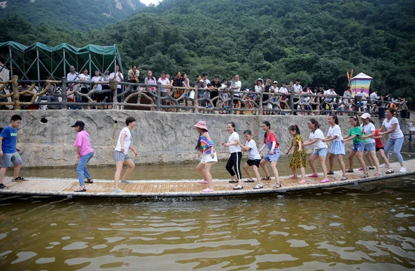 Turistas Tentam Manter Equilíbrio Enquanto Balançam Lado Lado Uma Ponte — Fotografia de Stock