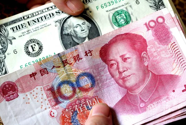 中国人の居住者は 米ドル紙幣と人民元人民銀行 Huaibei 東中国安徽州の紙幣を数える7月20日2018 — ストック写真