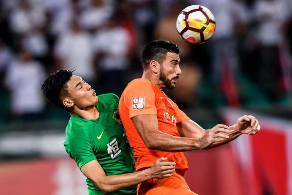 Futbolista Italiano Graziano Pelle Derecha Shandong Luneng Taishan Encabeza Pelota — Foto de Stock