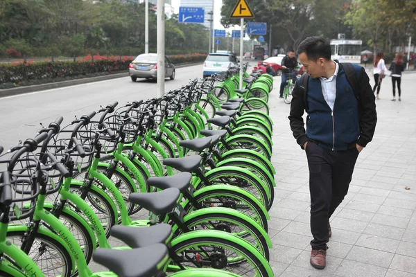 Ein Fußgänger Betrachtet Fahrräder Des Chinesischen Fahrradverleihdienstes Bike Oder Ubike — Stockfoto