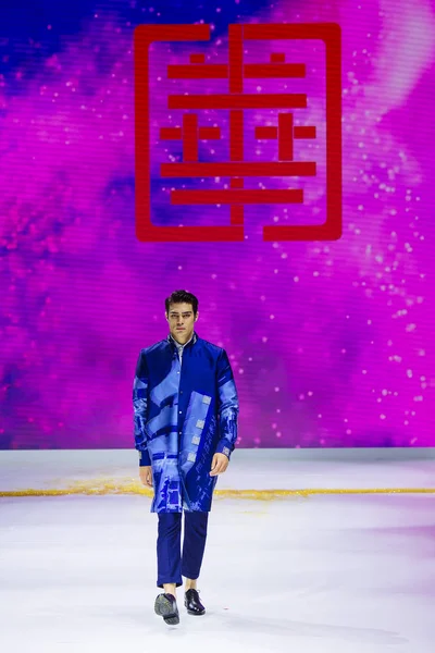 Model Displays Traditional New Creation Fashion Show 2018 Beijing Fashion — Stock Photo, Image