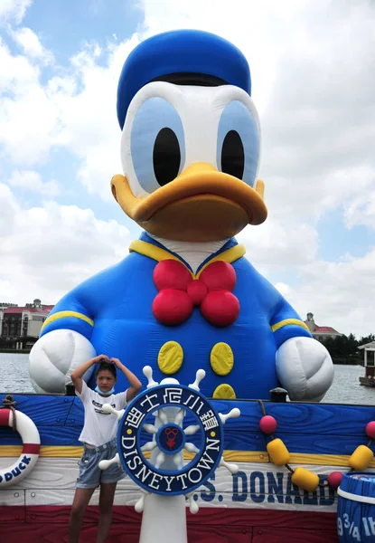 Een Meter Hoge Opblaasbare Donald Duck Zien Lakeside Disney Town — Stockfoto