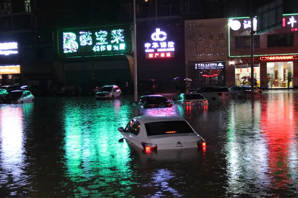 Αυτοκίνητα Είναι Μισοβυθισμένα Στην Πλημμυρισμένη Περιοχή Που Προκλήθηκε Από Βαριά — Φωτογραφία Αρχείου