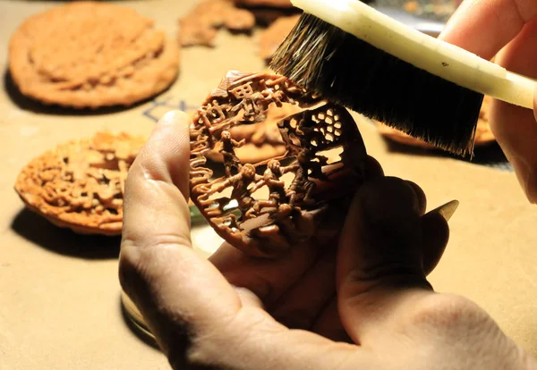 Chinese Craftsman Liu Jun Creates Fruit Pit Carving Football Players — Stock Photo, Image