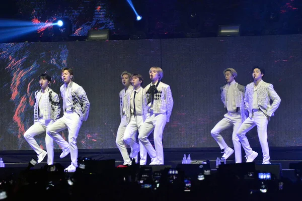 Les Membres Boys Group Sud Coréen Monsta Produisent Lors Concert — Photo