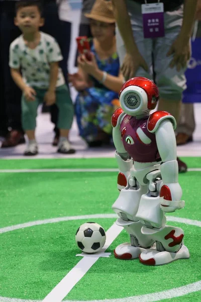 Roboty Hrát Fotbal Během World Robot Conference Wrc 2018 Pekingu — Stock fotografie