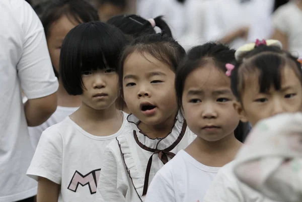 彼女は他の学生と 2018 日中国南西部の貴州省貴陽市で小学校で新学期の国旗掲揚の儀式に出席するよう若い学生のあくび — ストック写真