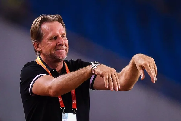 Entrenador Jefe Bernd Schuster Dalian Yifang Reacciona Mientras Sus Jugadores — Foto de Stock