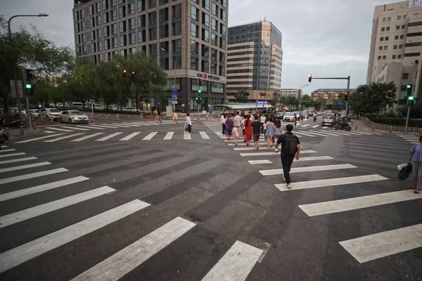 歩行者は 2018年8月19日の試験運転中に北京の最初のスクランブル交差点を歩きます — ストック写真