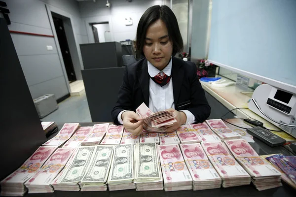 Empleado Chino Cuenta Los Billetes Dólar Estadounidense Yuan Rmb Renminbi —  Fotos de Stock