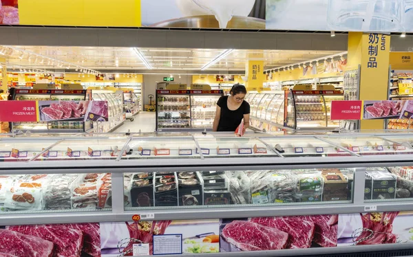 2018年6月12日 中国上海一家超市的肉类顾客商店 — 图库照片