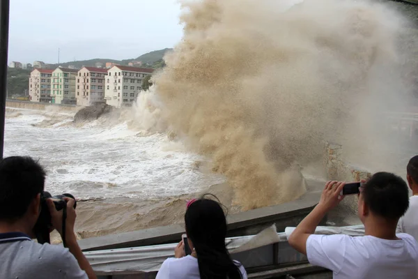 Helyi Lakosok Pillantást Hullámok Egy Árapály Viselte Okozta Typhoon Maria — Stock Fotó