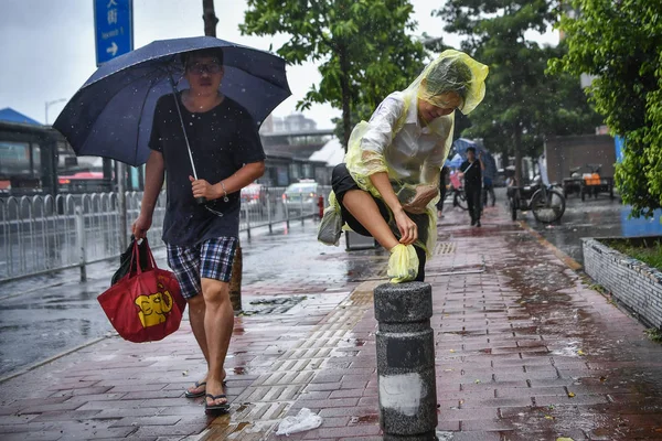 Fotgjengere Som Skjermer Seg Med Paraplyer Regnfrakker Kraftig Vind Kraftig – stockfoto
