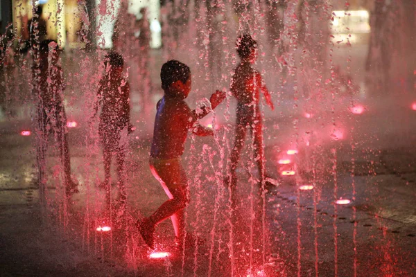 Bambini Cinesi Giocano Con Acqua Rinfrescarsi Una Fontana Fronte Centro — Foto Stock