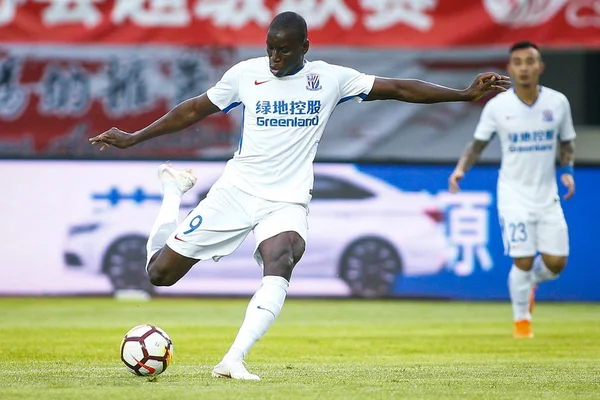 Senegalesisk Fotbollsspelare Demba Shanghai Grönland Shenhua Skott Bollen Mot Changchun — Stockfoto