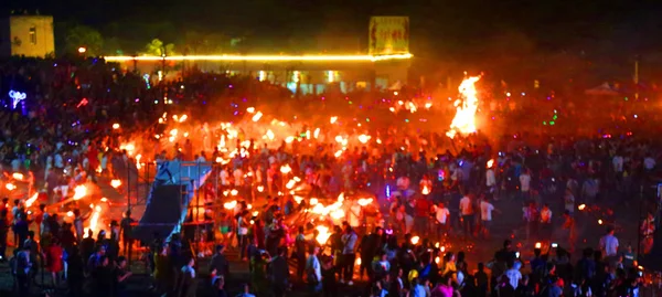 Lidé Etnické Skupiny Spolu Turisty Slaví Každoroční Festival Pochodeň Liangshan — Stock fotografie