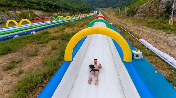 Turista Joga Slide Água Mais Longo Ásia Jingzhihu Resort Pequim — Fotografia de Stock