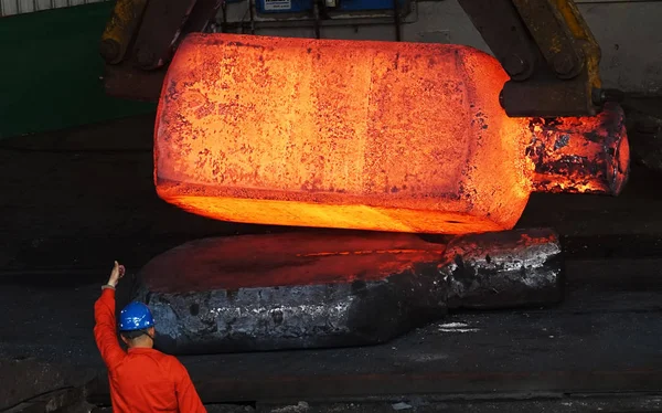 Trabajador Chino Examina Producción Acero Una Planta Dongbei Special Steel — Foto de Stock