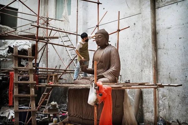 Giovane Artigiano Cinese Jiang Sheng Realizza Una Statua Buddista Nel — Foto Stock
