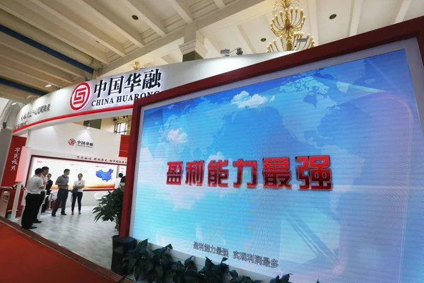 Gente Visita Stand China Huarong Asset Management Durante Una Exposición — Foto de Stock