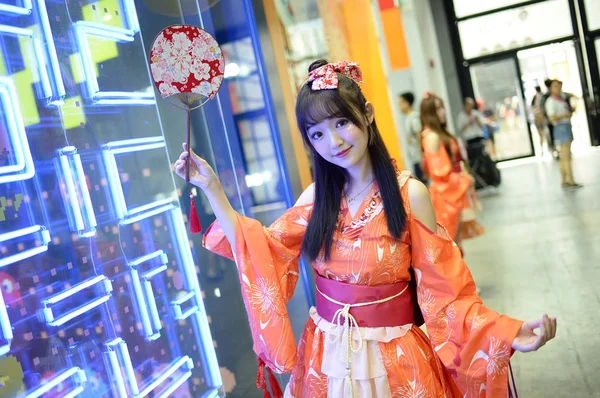 Uma Showgirl Chinesa Vestida Com Traje Cosplay Posa Durante 16Th — Fotografia de Stock