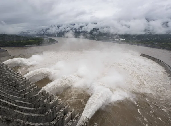 Água Inundação Jorra Barragem Três Gargantas Rio Yangtze Cidade Yichang — Fotografia de Stock
