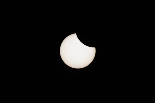 Część Księżyca Krzyczy Cieniu Słońca Podczas Częściowego Zaćmienia Słońca Nad — Zdjęcie stockowe