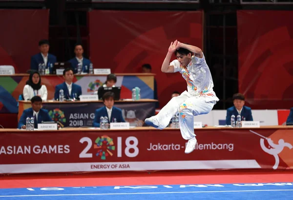 2018年8月19日 在印度尼西亚雅加达举行的2018年亚运会期间 日本的 Sakamoto Ren 在武术男子长泉运动会决赛中翻身 该运动会正式名称为第18届亚运会 也被称为雅加达 Palembang 2018 — 图库照片