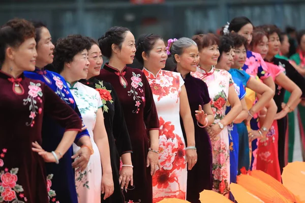 Čínské Ženy Oblečené Cheongsam Také Známý Jako Qipa Čínštině Představují — Stock fotografie