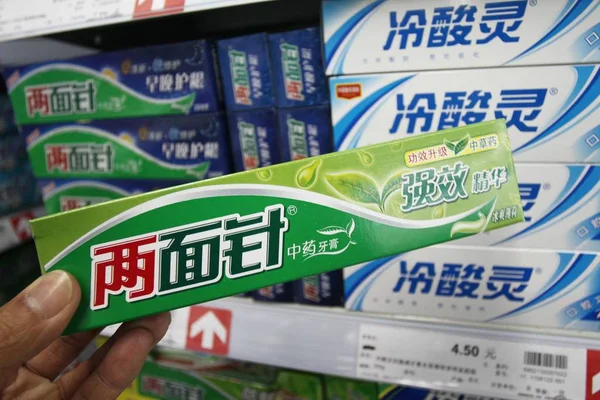 Shopper Chooses Liangmianzhen Toothpaste Supermarket Xuchang City Central China Henan — Stock Photo, Image