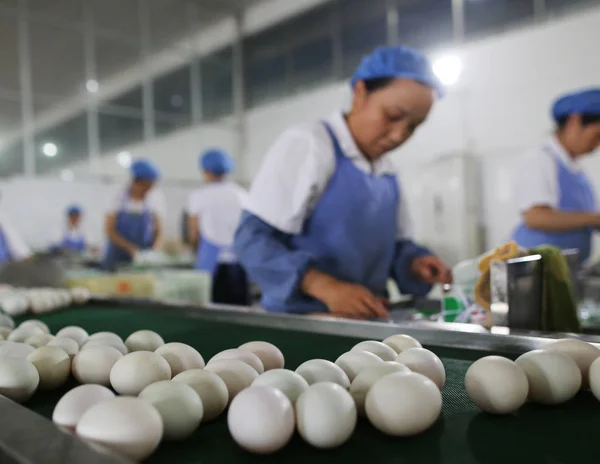 Trabajadores Empacan Huevos Pato Salados Gaoyou Ciudad Yangzhou Provincia Jiangsu —  Fotos de Stock