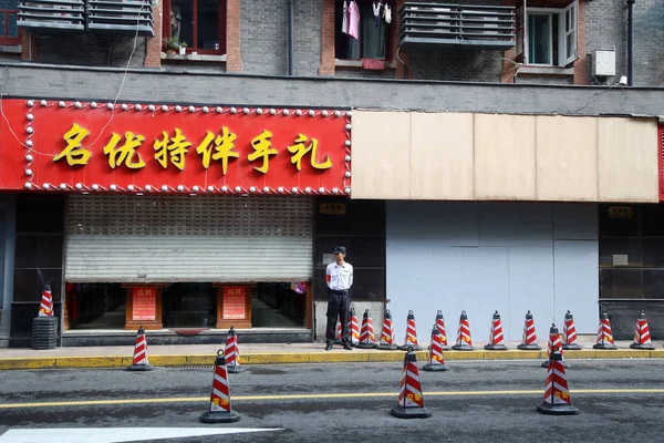在中国上海黄浦区南京东路 纪念品商店招牌倒塌 造成3人死亡 人受伤 保安在纪念品店门前的一个封锁区域站岗 — 图库照片