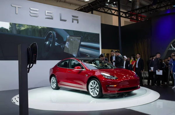 Люди Смотрят Автомобиль Tesla Model Время Пекинской Международной Автомобильной Выставки — стоковое фото