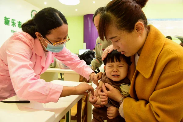 Fájl Egy Kínai Gyógymunkás Eszközöktől Egy Fiatal Fiú Egy Betegség — Stock Fotó