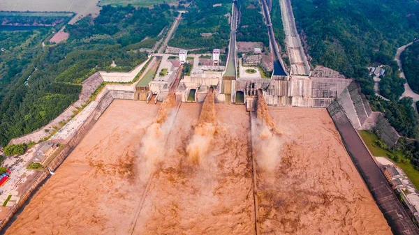 Uma Vista Aérea Água Jorrando Barragem Xiaolangdi Durante Uma Operação — Fotografia de Stock