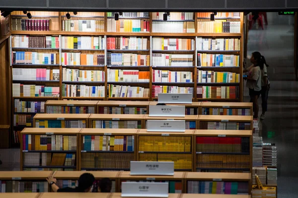 Clientes Selecionam Lêem Livros Shenzhen Book City Longgang Store Que — Fotografia de Stock