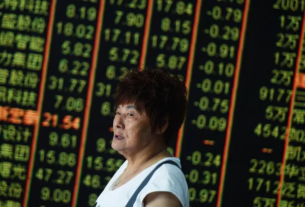 Concerned Chinese Investor Walks Screen Displaying Prices Shares Red Price — Stock Photo, Image