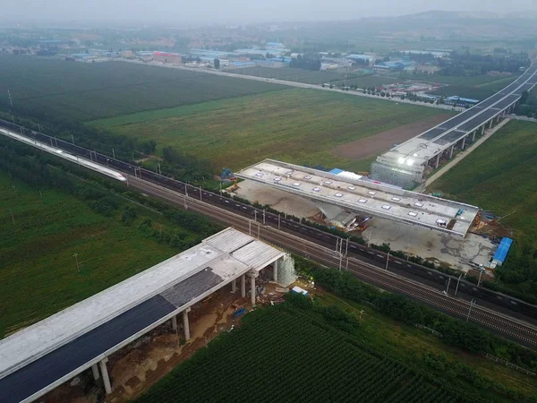 800トンの箱桁橋は 2018年8月28日 中国東部山東省のWeifang市で建設中のWeifang Rizhao高速道路の一部として高速道路にドッキングするために 鉄道の上に反時計回りに86 5度回転する予定です — ストック写真