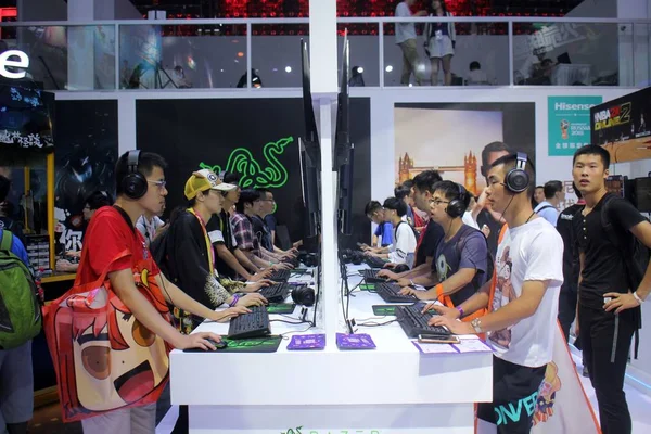 Visitors Play Online Games 16Th China Digital Entertainment Expo Also — Stock Photo, Image