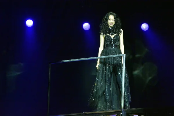 彼女の世界ツアーのコンサートでマカオ 2018 日中に実行する香港の歌手および女優カレン — ストック写真