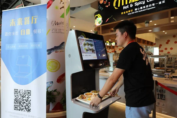 Chinese Employee Puts His Selects Self Service Check Out Machine — Stock Photo, Image