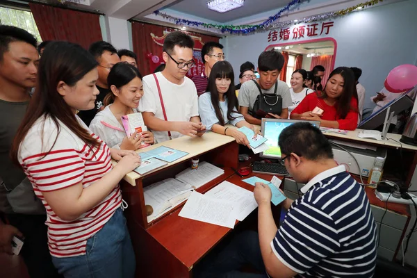 Chinese Couples Queue Marriage Registration Civil Affairs Office Qixi Festival — Stock Photo, Image