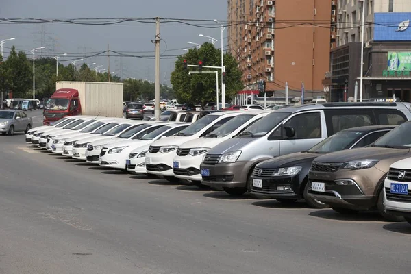 Cientos Coches Usados Venta Están Alineados Las Carreteras Que Influye — Foto de Stock